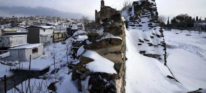 Σε λευκό κλοιό και η Κρήτη: Χωρίς ρεύμα, κλειστά σχολεία και δρόμοι από την κακοκαιρία